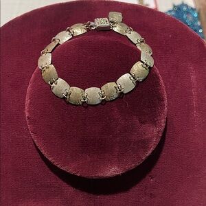 Holly Yashi Gorgeous Niobium Bracelet. Elegant Gold Bracelet